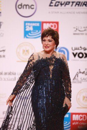 مهرجان القاهرة السينمائي الدولي.. الفنانة لبلبة تلفت الأنظار بفستان أسود