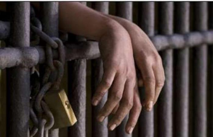 مقالات : سجن ضابطة مارست الجنس مع متهم خطير داخل زنزانته