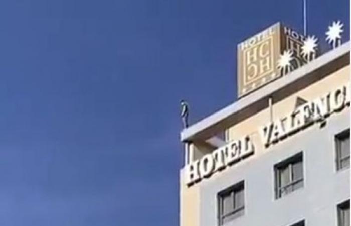أخبار العالم : إيطالي ينتحر من أعلى فندق لوفاة عائلته بسبب "كورونا"