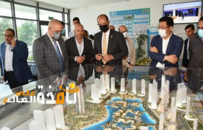 وزير الإسكان يستعرض التصميمات المقترحة والمخطط العام بمنطقة الداون تاون بالعلمين الجديدة