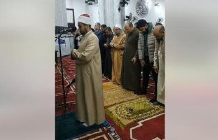 محافظات : صلاة التراويح من مسجد التنعيم فى مرسى مطروح وسط أجواء روحانية.. فيديو